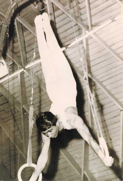 Hamid Behin on rings doing a handstand